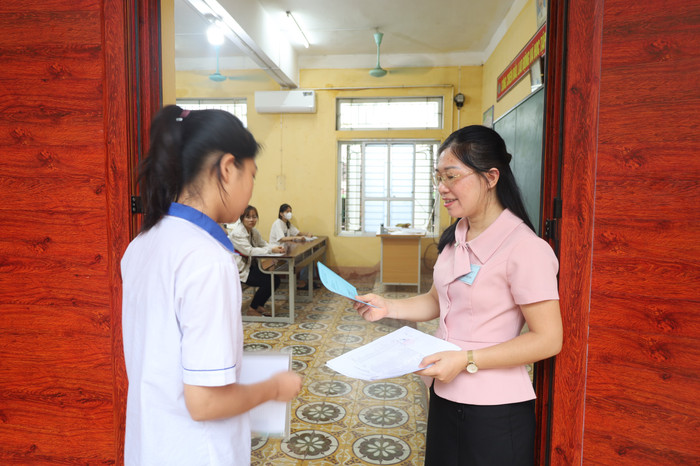 Giám thị kiểm tra thông tin thí sinh trước giờ vào phòng thi môn Ngữ văn tại hội đồng thi Trường Trung học phổ thông Long Châu Sa. 5fb1afdae27942271b68.jpg