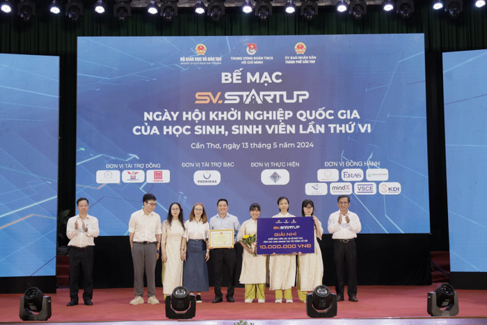 Dự án “Nui gạo ăn liền Prebiotic” giành giải Nhì chung cuộc lĩnh vực kinh doanh tạo tác động xã hội. Ảnh: NTCC. sinh-vien-huit-gianh-cu-dup-02-giai-nhi-tai-ngay-hoi-khoi-nghiep-quoc-gia-cua-hoc-sinh-sinh-vien-nam-2024-6.jpg