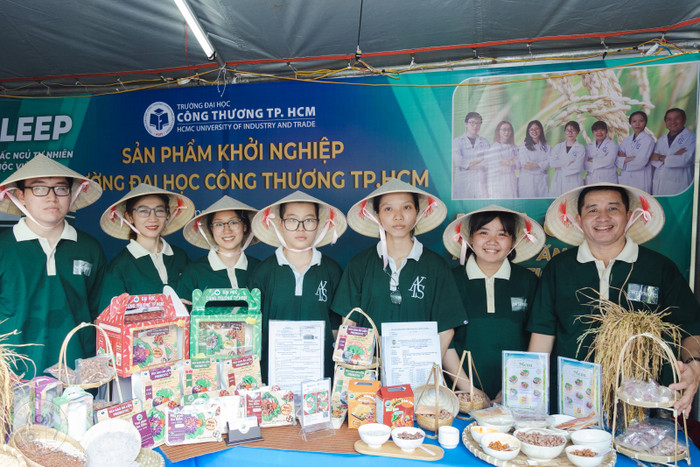 Bộ sản phẩm Nui gạo ăn liền Prebiotic gồm có 3 dòng sản phẩm chính là Nui súp ăn liền Prebiotic, Nui sốt trộn ăn liền Prebiotic, Nui snack Prebiotic. Ảnh: NTCC. sinh-vien-huit-gianh-cu-dup-02-giai-nhi-tai-ngay-hoi-khoi-nghiep-quoc-gia-cua-hoc-sinh-sinh-vien-nam-2024-8.jpg