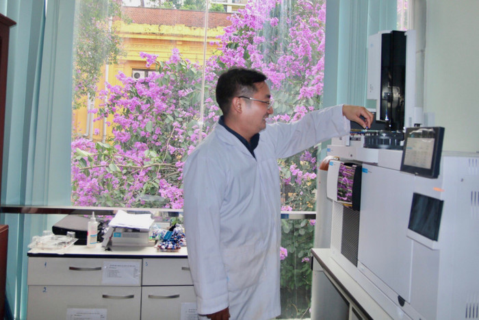 Phó Giáo sư, Tiến sĩ Trần Mạnh Trí yêu thích Hóa học ngay từ khi mới tiếp xúc. e52e6454e2c3439d1ad2.jpg