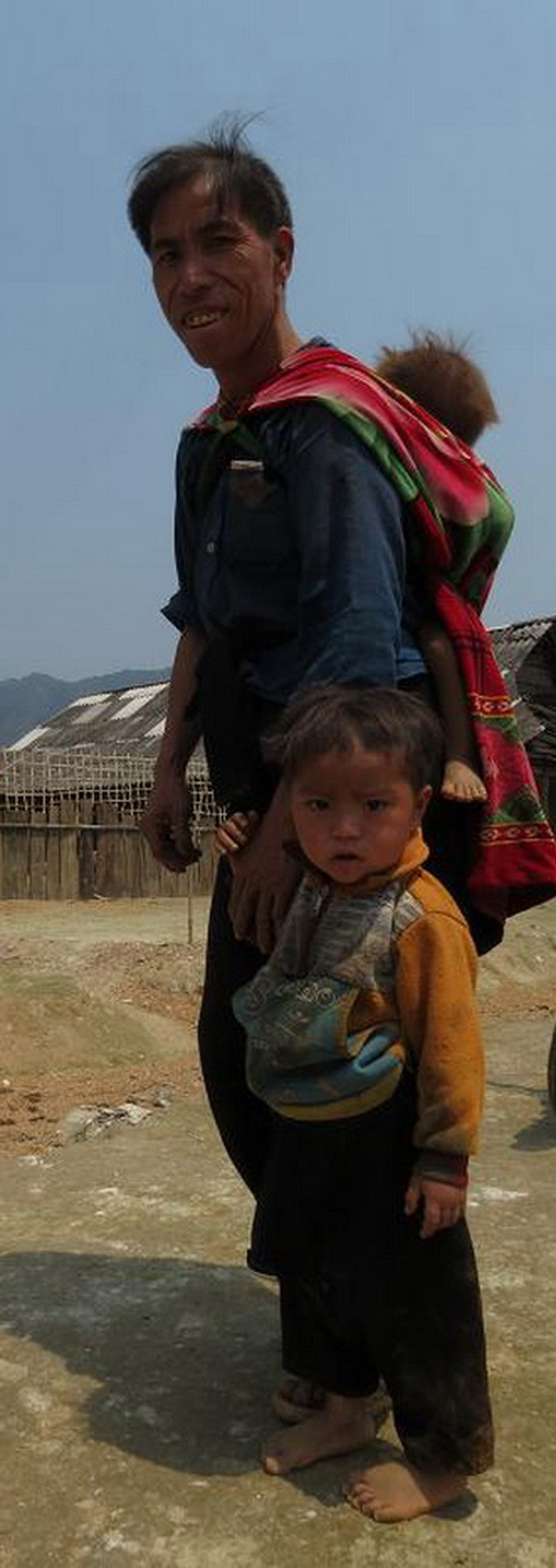 Chủ yếu là người dân tộc Mông, khả năng nói tiếng Kinh ít. Bản Kháo Giê được gom dân theo chủ trương của xã. Họ đến định cư, xã cho bốc thăm chọn nhà theo số thứ tự và xây dựng lại những ngôi nhà cho đẹp và kiên cố hơn để tránh mưa gió.