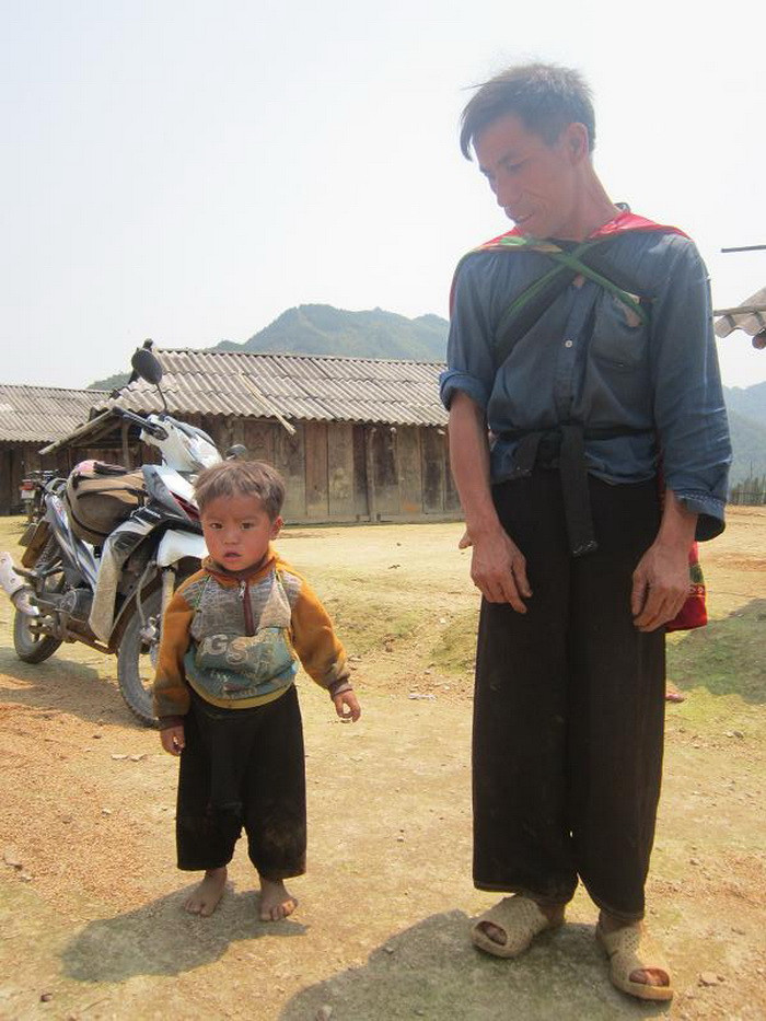 Người đàn ông này trông hai đứa cháu nhỏ cho hai người con lên rừng làm nương cả ngày. Ở bản Kháo Giê có 1 điểm trường cấp 1, nhưng chủ yếu các em chỉ học hết cấp 1 là nghỉ.