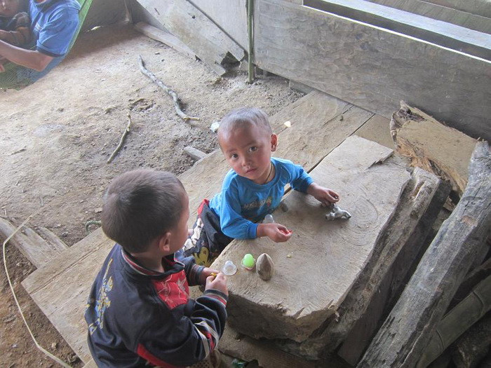 Đối với bọn trẻ ở bản Kháo Giê này đồ chơi của bọn chúng chỉ là đất, cành củi khô hay chiếc vòi nước đã hỏng...