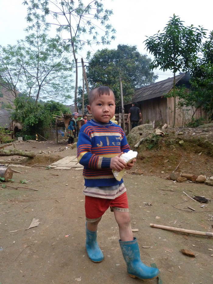 Vì đường ở đây quanh năm lầy lội, để đến trường cậu bé này luôn phải mang theo đôi ủng. Nhìn cậu bé "rất phong cách".