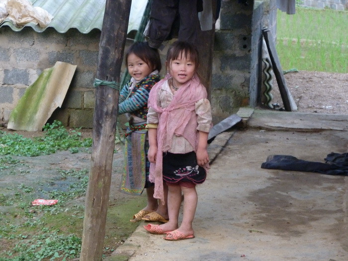 Còn ở xã Suối Bu (huyện Văn Chấn, tỉnh Yên Bái) gồm 4 thôn: Bu Cao, Bu Thấp, Làng Hua và Ba Cầu với 80 % là người dân tộc H’Mông, với trình độ dân trí còn thấp. Hiện nay, có 2 thôn Bu Cao và Lang Hua chưa có điện.