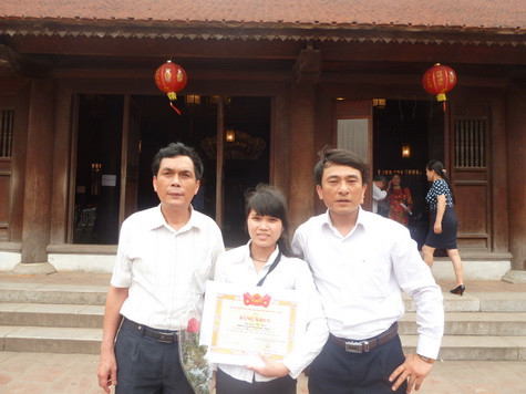 Cô học trò quê Nam Đàn hạnh phúc, tự hào khi được vinh danh và trao tặng bằng khen tại Văn Miếu Quốc Tử Giám. Đó là động lực để Hảo theo đuổi đến cùng niềm yêu thích môn Sử. (Hảo cùng thầy hiệu phó và thầy phụ trách đội tuyển Sử của trường).