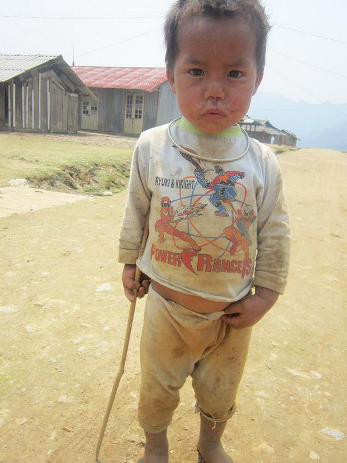 Ánh mắt ngây dại nhìn chằm chằm tôi, hỏi gì cũng không nói. Tôi tự hỏi rằng, những học sinh nơi đây có được đi học đầy đủ không? Có đủ quần áo để mặc, đủ gạo để ăn không?