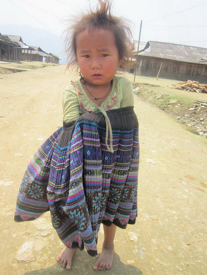 Bản Kháo Giê nằm vỏn vẹn trên đỉnh một quả núi san phẳng, cách trung tâm xã Xà Hồ 7 cây số, với độ cao gần 1800 mét. Theo Phó bí thư xã Xà Hồ, Giàng A Sinh cho biết: “Đường đi lên dốc và trơn, đặc biệt là vào mùa mưa người dân không thể đi lại được. Tình hình Kinh tế còn nhiều khó khăn, người dân chỉ biết làm nương và nuôi lợn”.