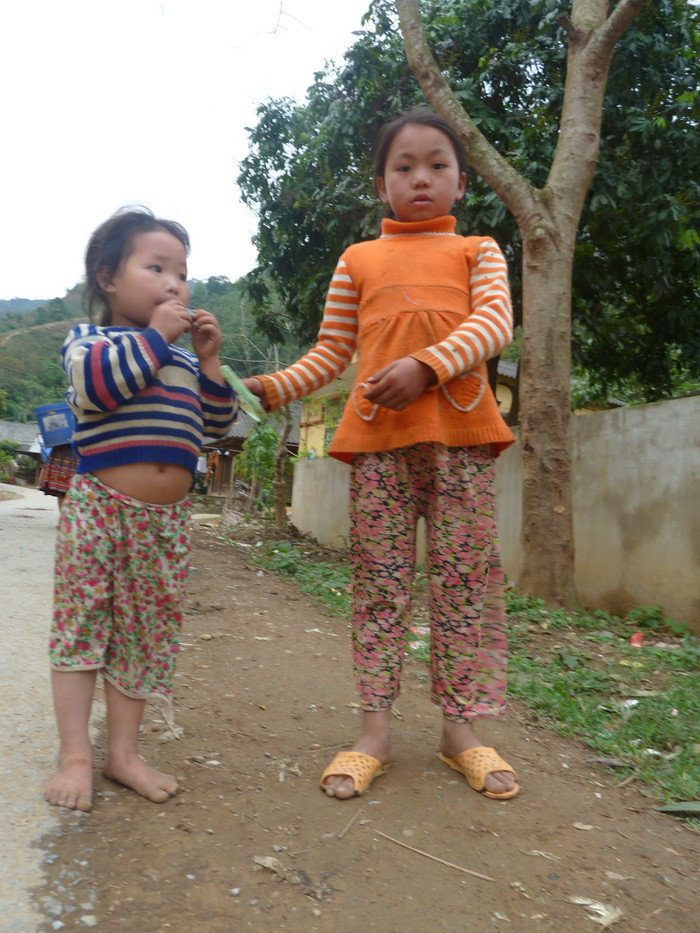 Những ánh mắt đầy ngây thơ đến tội nghiệp, nụ cười tươi rói dễ thương của trẻ em vùng cao để lại nhiều ấn tượng, ám ảnh.