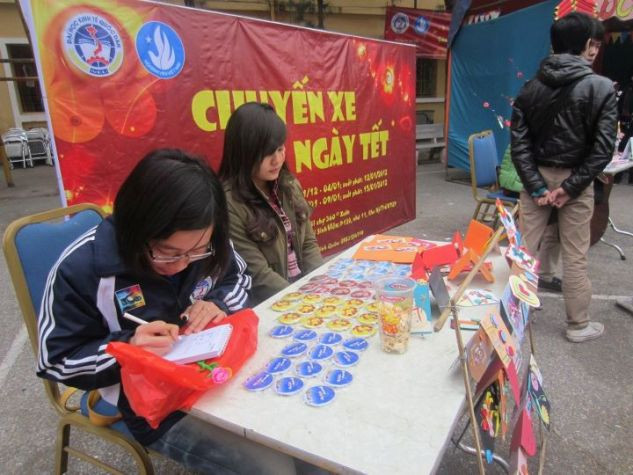 Chương trình "Chuyến xe ngày Tết" của Hội SV trường ĐH Kinh tế nhằm hỗ trợ giá vé tàu xe về quê đến Nghệ An cho các bạn SV Kinh tế. Chương trình "Chuyến xe ngày Tết" của Hội SV trường ĐH Kinh tế nhằm hỗ trợ giá vé tàu xe về quê đến Nghệ An cho các bạn SV Kinh tế.