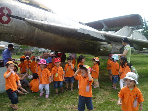 Một tháng trường tổ chức cho các bé tham gia dã ngoại đến thăm bảo tàng để giúp trẻ mạnh dạn và hiểu biết kiến thức xã hội hơn Một tháng trường tổ chức cho các bé tham gia dã ngoại đến thăm bảo tàng để giúp trẻ mạnh dạn và hiểu biết kiến thức xã hội hơn