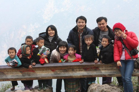 Độc giả Đào Thu Trang (người ngoài cùng bên phải) luôn trăn trở trẻ Pả Vi không có áo ấm để mặc, dép để đi và liệu cái Tết năm nay của các em có ấm hơn, no hơn những Tết trước?(ảnh Giàng A Cối)