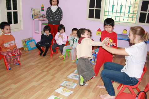 Trẻ được giao tiếp tiếng Anh với người nước ngoài 2/5 buổi tiếng Anh ở trường. Trẻ được giao tiếp tiếng Anh với người nước ngoài 2/5 buổi tiếng Anh ở trường.