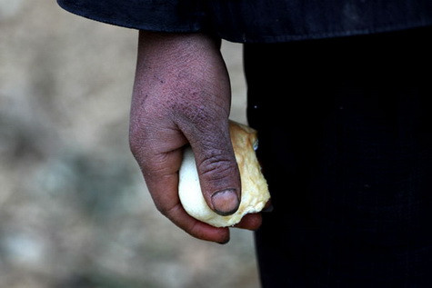 Tay các bạn ấy sao lại thế?. Những ngày nó co ro trong chiếc áo ấm, nũng nịu không chịu đi học vì lạnh, nó lại tròn mắt hỏi: Sao các bạn Pả Vi chỉ mặc mỗi áo trắng? Các bạn ấy không lạnh à? (ảnh Nam Phong)