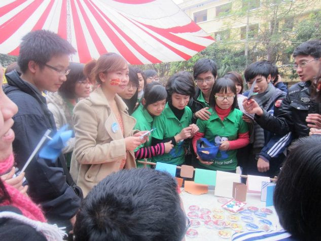 Đây là năm đầu tiên trường ĐH Kinh tế và ĐH Bách Khoa triển khai chương trình này nhưng thu hút đông đảo sinh viên .Sinh viên vừa được hưởng giá vé rẻ hơn, vừa an toàn khi về quê trong dịp Tết này. Đây là năm đầu tiên trường ĐH Kinh tế và ĐH Bách Khoa triển khai chương trình này nhưng thu hút đông đảo sinh viên .Sinh viên vừa được hưởng giá vé rẻ hơn, vừa an toàn khi về quê trong dịp Tết này.