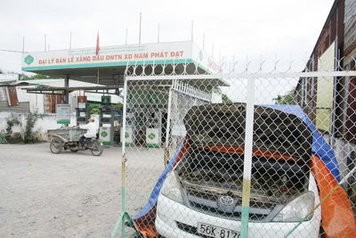 Chiếc taxi hãng Vinasun bất ngờ bốc cháy khiến tài xế bị bỏng nặng và chiếc taxi hòng toàn bộ nội thất bên trong Chiếc taxi hãng Vinasun bất ngờ bốc cháy khiến tài xế bị bỏng nặng và chiếc taxi hòng toàn bộ nội thất bên trong