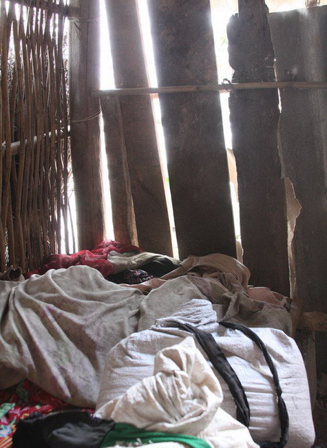 Có những gian nhà trống hoác, ánh sáng và cả mưa gió lùa vào qua khe cửa có cũng như không, lại có những căn nhà tối tăm, bề bộn quần áo (ảnh Giàng A Cối)