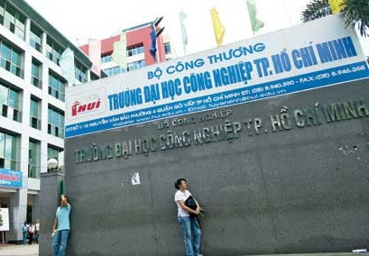 Đại học CN TPHCM vừa phạt học phí vừa bắt sinh viên học lại khiến dư luận choáng váng Đại học CN TPHCM vừa phạt học phí vừa bắt sinh viên học lại khiến dư luận choáng váng