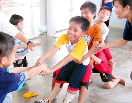 Lung chơi kéo co cùng các bạn ở trung tâm nuôi dưỡng chùa Đức Sơn. Lung chơi kéo co cùng các bạn ở trung tâm nuôi dưỡng chùa Đức Sơn.