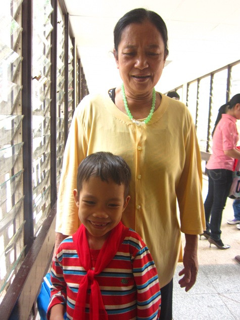 Bé Nguyễn Đức An lém lỉnh ngại ngùng khi được chụp ảnh cùng bà nội . An kể rằng phải đến lớp sớm để được ngồi bàn đầu cho dễ nhìn, nghe giảng thật rõ. Ước mơ của em là được trở thành họa sỹ. Bé Nguyễn Đức An lém lỉnh ngại ngùng khi được chụp ảnh cùng bà nội . An kể rằng phải đến lớp sớm để được ngồi bàn đầu cho dễ nhìn, nghe giảng thật rõ. Ước mơ của em là được trở thành họa sỹ.