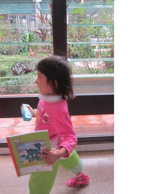 Bệnh tật không ngăn nổi bước chân con đến lớp học Hy vọng hàng ngày Bệnh tật không ngăn nổi bước chân con đến lớp học Hy vọng hàng ngày