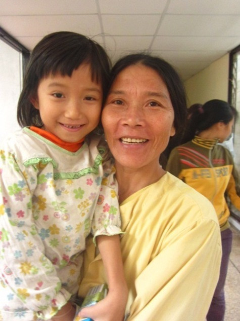 Bé Sâm hay cười nhất lớp học ngày nào cũng chăm chỉ nằng nặc đòi mẹ bế xuống lớp mặc dù chưa đến giờ Bé Sâm hay cười nhất lớp học ngày nào cũng chăm chỉ nằng nặc đòi mẹ bế xuống lớp mặc dù chưa đến giờ