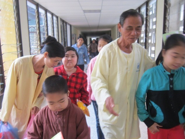 Sau buổi học, các phụ huynh cuống cuồng đón con hỏi thăm các con về buổi học ngày hôm nay. Họ chỉ mong ước một điều đó là con mình nhanh chóng được khỏi bệnh, trở về đi học như bao đứa trẻ khác Sau buổi học, các phụ huynh cuống cuồng đón con hỏi thăm các con về buổi học ngày hôm nay. Họ chỉ mong ước một điều đó là con mình nhanh chóng được khỏi bệnh, trở về đi học như bao đứa trẻ khác