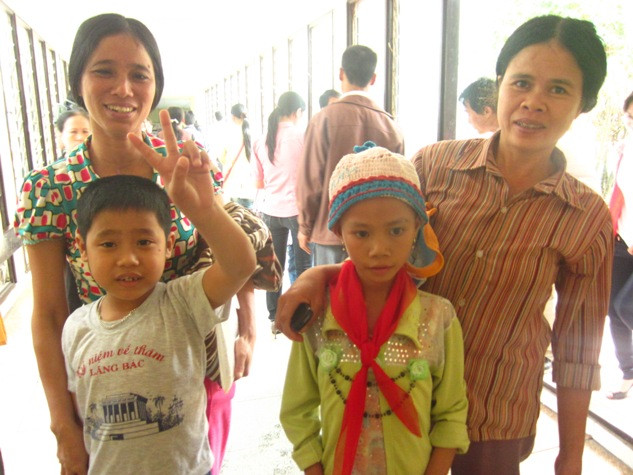 Các mẹ nói đùa với nhau rằng: "Con mình giỏi, xuất sắc nên mới được lên tận trung ương để học". Các bậc phụ huynh phấn khởi khi lần đầu tiên, các cháu được học ngay tại giường bệnh. Các mẹ nói đùa với nhau rằng: "Con mình giỏi, xuất sắc nên mới được lên tận trung ương để học". Các bậc phụ huynh phấn khởi khi lần đầu tiên, các cháu được học ngay tại giường bệnh.