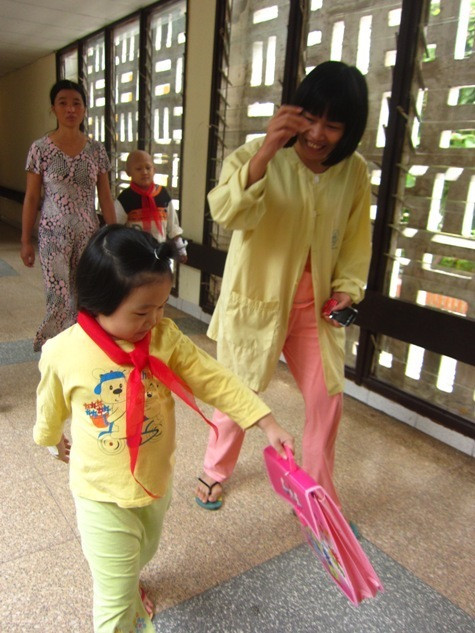 Con hãnh diện đeo khăn quàng cầm cặp cô giáo tặng, mẹ vui mừng chạy theo hỏi han xem hôm nay con học có vui không Con hãnh diện đeo khăn quàng cầm cặp cô giáo tặng, mẹ vui mừng chạy theo hỏi han xem hôm nay con học có vui không