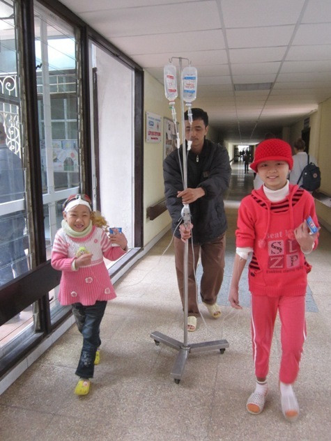 Bé Huyền và Trang vừa kéo theo ống tiêm truyền, vừa tươi cười vì hôm nay được học "cười thật nhiều để khỏe mạnh, để có niềm tin vào cuộc sống" Bé Huyền và Trang vừa kéo theo ống tiêm truyền, vừa tươi cười vì hôm nay được học "cười thật nhiều để khỏe mạnh, để có niềm tin vào cuộc sống"
