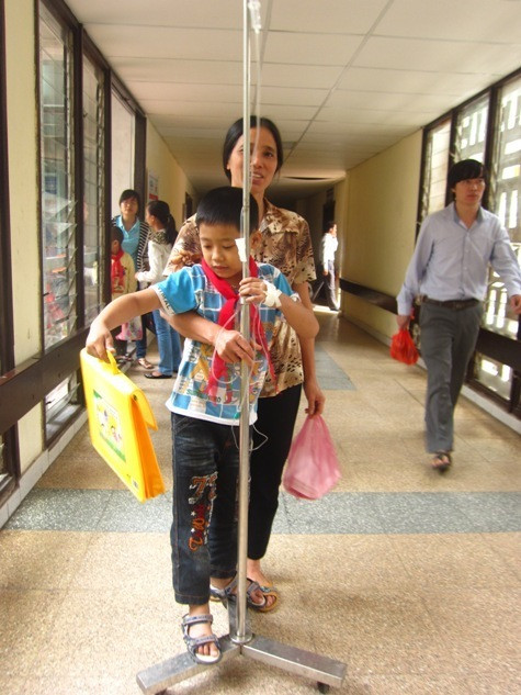 Không thể tự đi một mình được, bé phải nhờ mẹ hỗ trợ xuống lớp Không thể tự đi một mình được, bé phải nhờ mẹ hỗ trợ xuống lớp