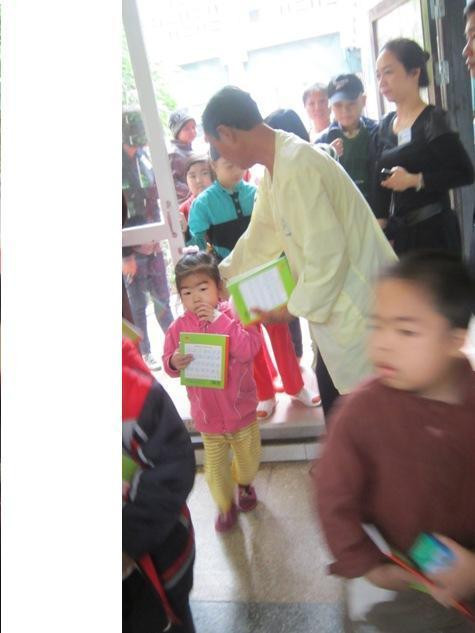 Bé Hải Minh (5 tuổi) nhỏ tuổi nhất lớp học Hy vọng ngày nào cũng chăm chỉ đòi mẹ dắt đến lớp để học vẽ, chơi cùng các anh chị Bé Hải Minh (5 tuổi) nhỏ tuổi nhất lớp học Hy vọng ngày nào cũng chăm chỉ đòi mẹ dắt đến lớp để học vẽ, chơi cùng các anh chị