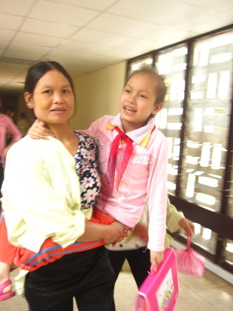 Không thể tự đi được, bé "quản ca đặc biệt" của lớp học Hy vọng, Nguyễn Thị Thủy tươi cười cùng mẹ về phòng chuẩn bị ăn trưa Không thể tự đi được, bé "quản ca đặc biệt" của lớp học Hy vọng, Nguyễn Thị Thủy tươi cười cùng mẹ về phòng chuẩn bị ăn trưa