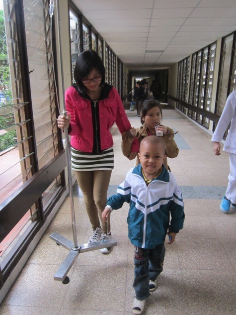 Bé Lê Hồng Sơn chưa được cắp sách lên lớp 1 đã phải nhập viện vì căn bệnh bạch cầu cấp. Nhưng hàng ngày, Sơn vẫn tươi cười xuống lớp học để có thêm niềm vui, nghị lực chống trọi với bệnh tật Bé Lê Hồng Sơn chưa được cắp sách lên lớp 1 đã phải nhập viện vì căn bệnh bạch cầu cấp. Nhưng hàng ngày, Sơn vẫn tươi cười xuống lớp học để có thêm niềm vui, nghị lực chống trọi với bệnh tật