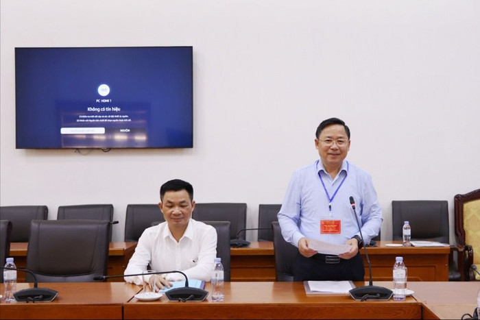 Ông Đinh Trung Tuấn - Giám đốc Sở Giáo dục và Đào tạo, Phó Trưởng ban Thường trực Ban Chỉ đạo tỉnh phát biểu tại Hội nghị Triển khai công tác tổ chức Kỳ thi tốt nghiệp trung học phổ thông năm 2024 tỉnh Lai Châu. Ảnh: Cổng TTĐT tỉnh Lai Châu Sếp Tuấn.jpg
