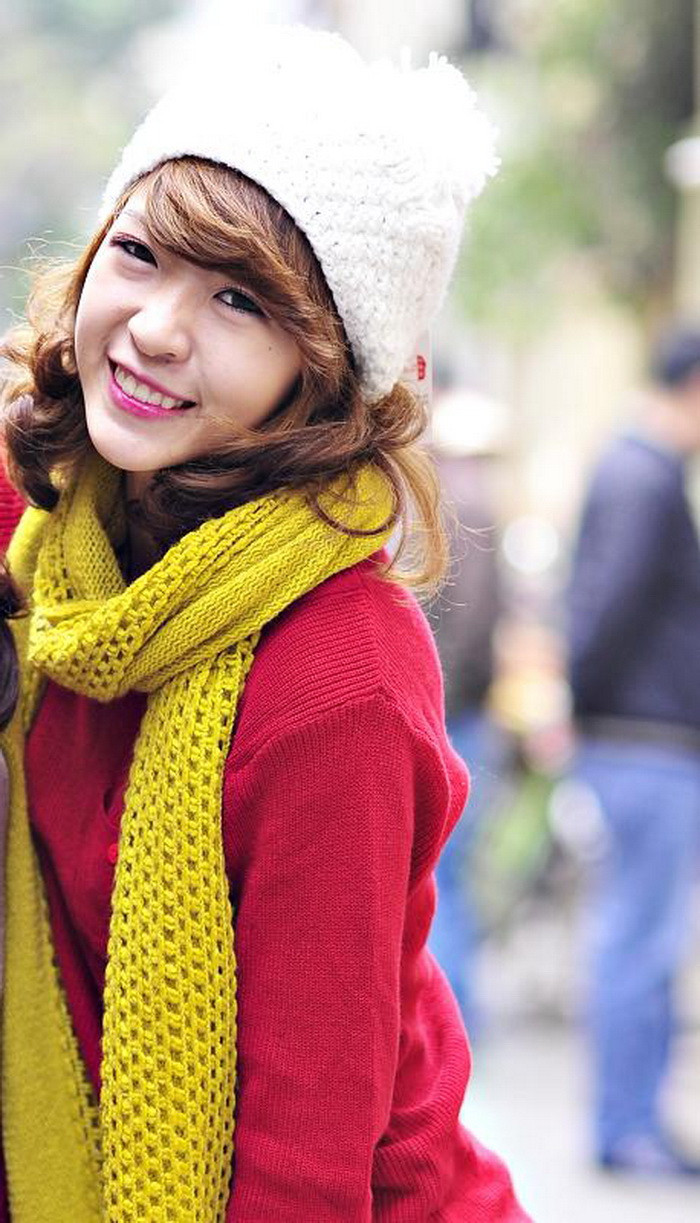 Cùng điểm qua thành tích năng khiếu của cô bạn Hana Giang Anh nhé! - Hana Giang Anh tên thật là Nguyễn Đăng Hương Giang, SV năm 1, khoa Kinh tế quốc tế, ĐH Kinh tế quốc dân. Ngay từ lớp 10 cô là mẫu ảnh cho các shop quần áo và kênh 14. - 5 năm liên tiếp từ 2007 – 2011, Hương Giang giành giải nhất huy chương vàng vô địch aerobics thành phố Hà Nội. 7 tuổi, Hương Giang học đàn piano, guitar và violon. - Hiện giờ cô là huấn luyện viên thể thao ở NShape fitness dạy nhảy như aerobic, step, bum and tum, shape up….