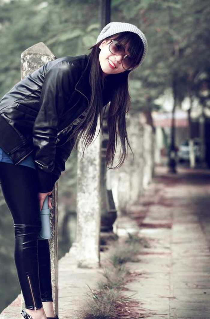 “Tập aerobic rất vất vả, nhiều khi tập mệt rã rời, hay bị chấn thương. Có lần thi đấu mình bị trẹo chân khi đáp xuống đất sau khi được các bạn tung lên. Đến bây giờ mình vẫn phải bóp thuốc và uống thuốc sụn hàng ngày nhưng vẫn đam mê”, Hương Giang chia sẻ.