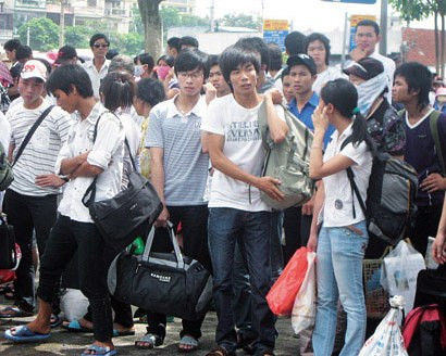 Nhiều sinh viên bị chặt chém tiền tàu xe khi từ quê lên Hà Nội. Giá vé tăng gấp đôi trong những ngày này (ảnh Dân trí) Nhiều sinh viên bị chặt chém tiền tàu xe khi từ quê lên Hà Nội. Giá vé tăng gấp đôi trong những ngày này (ảnh Dân trí)