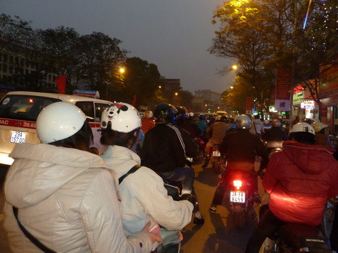 Đường Xuân Thủy đoạn qua trường Học viện Báo Chí lúc 6h tối tắc hơn mọi ngày, người tham gia giao thông vất vả nhích từng tí Đường Xuân Thủy đoạn qua trường Học viện Báo Chí lúc 6h tối tắc hơn mọi ngày, người tham gia giao thông vất vả nhích từng tí