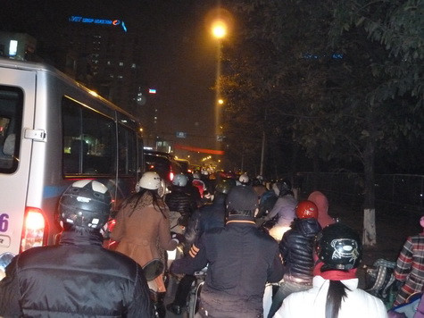 Trên đường Kim Mã lúc 7h tối vẫn còn...nhích từng tí một Trên đường Kim Mã lúc 7h tối vẫn còn...nhích từng tí một