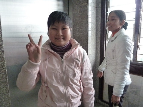 Ánh Hoa vui sướng vì kiểm tra kết quả tốt, được về quê để đi học, chứ không phải nằm viện nữa. Hoa khoe rằng năm nay ăn tết rất vui Ánh Hoa vui sướng vì kiểm tra kết quả tốt, được về quê để đi học, chứ không phải nằm viện nữa. Hoa khoe rằng năm nay ăn tết rất vui