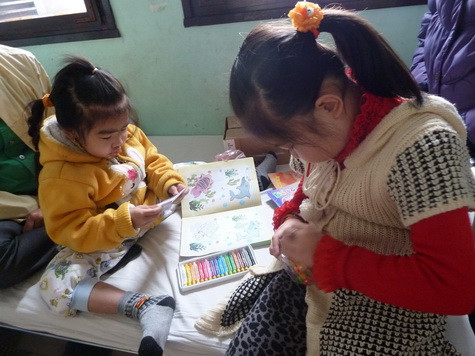 Bé Quỳnh Anh và Hải Minh vui mừng vì được gặp nhau sau gần 2 tuần về quê ăn tết. Quỳnh Anh còn mang cho em Hải Minh hộp màu, tập tô và nhiều bánh kẹo nữa Bé Quỳnh Anh và Hải Minh vui mừng vì được gặp nhau sau gần 2 tuần về quê ăn tết. Quỳnh Anh còn mang cho em Hải Minh hộp màu, tập tô và nhiều bánh kẹo nữa