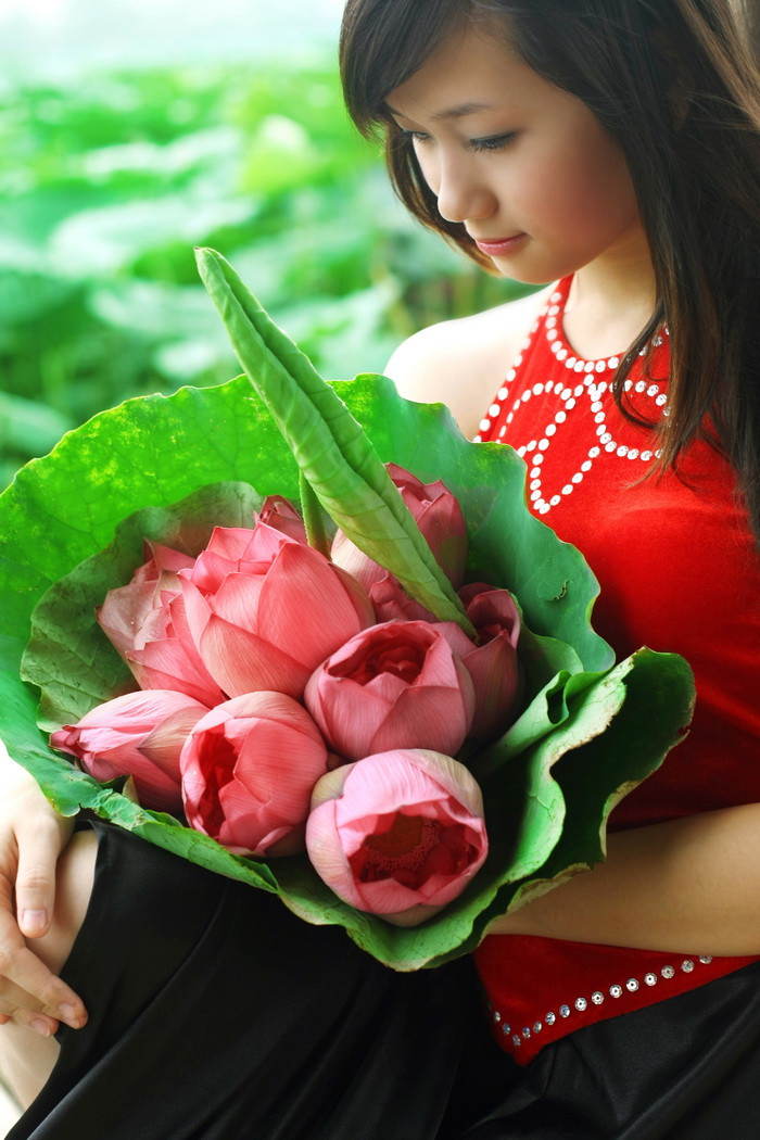 Lê Thị Ngọc Lan, sinh viên năm cuối trường ĐH Luật nổi bật trước đám đông bởi nụ cười duyên dáng, đôi mắt hút hồn. Sở thích của cô là được chăm sóc gia đình mà mình yêu quý, được chụp ảnh và đi nhiều nơi để thỏa sức đam mê nhiếp ảnh.