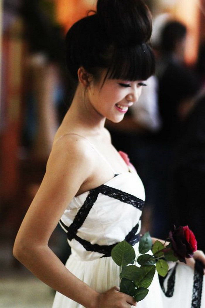 Ngoài làm mẫu ảnh, Hương Giang còn nhận show diễn giới thiệu sản phẩm lớn như gần đây nhất là show diễn Ducati của hãng rượu Smirnoff hay các chương trình ở Cung Hữu Nghị Việt Xô.