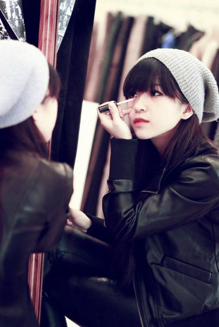 Chia sẻ về nghề mẫu ảnh, Hương Giang tâm sự: “Làm mẫu ảnh khá cực, nhưng vì thích nên tất cả mình đều cảm thấy thoải mái. Mình không hề tự tin về bản thân nên trước máy ảnh mình chỉ muốn diễn xuất và diễn xuất thôi. Mình thích chụp ảnh và thích sự tìm tòi sáng tạo nhiều góc mặt”. Và theo Hương Giang thì người mẫu ảnh quan trọng nhất là cái thần và biết diễn qua đôi mắt.