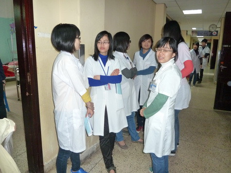 Không chỉ quá tải bệnh nhân mà cả sinh viên thực tập tại bệnh viện. Nhiều sinh viên nhàn hạ "ngồi chơi xơi nước" (ảnh chụp ngày 6.2 tại BV Nhi TW)