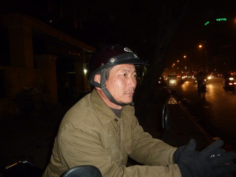 Xe ôm trước cổng trường tiểu học Cát Linh nói rằng hôm nay tắc dài vì cả hai trường tan cùng một lúc Xe ôm trước cổng trường tiểu học Cát Linh nói rằng hôm nay tắc dài vì cả hai trường tan cùng một lúc