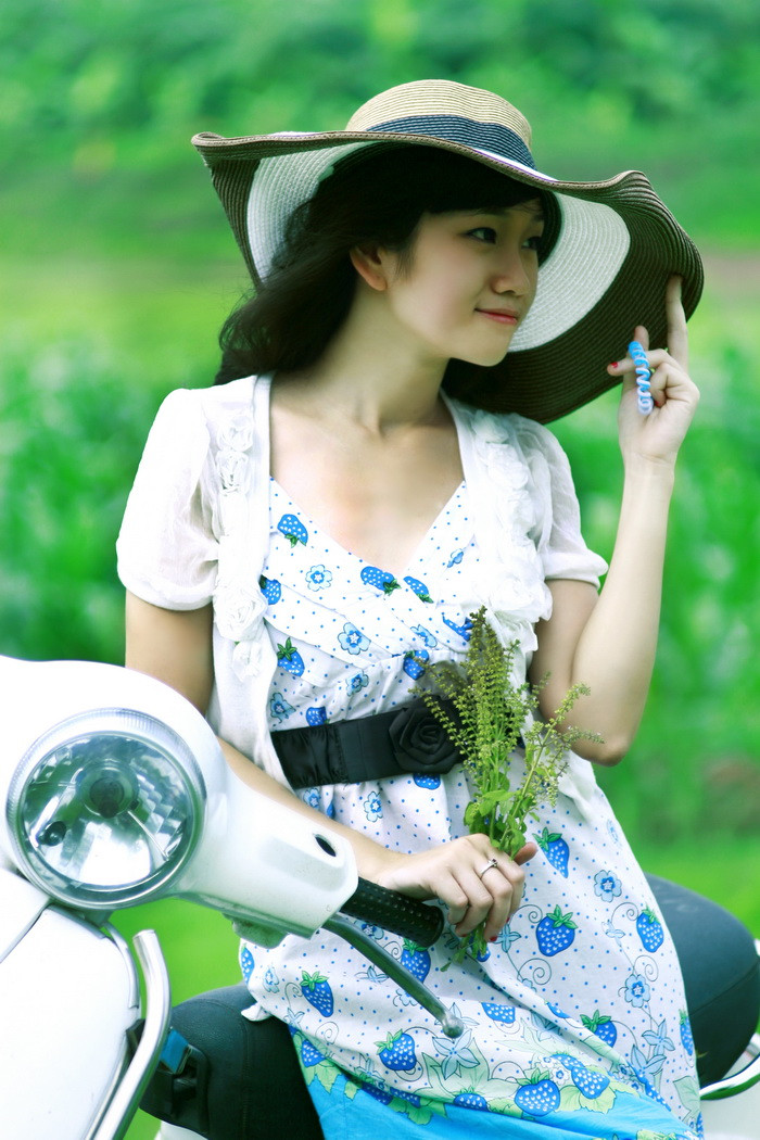 Cô gái Hải Phòng này còn rất “siêu” toán. 6 năm liền Ngọc Lan nằm trong đội tuyển Toán của trường. Lên cấp 3 cô nàng tiếp tục có thành tích cao ở THPT chuyên Trần Phú. Lúc thi ĐH, Ngọc Lan đỗ cả hai khối A và B nhưng Lan quyết định chọn Luật bởi ước mơ trở thành nữ luật sư giỏi có từ khi cô còn nhỏ xíu.