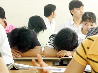 Sinh viên vẫn chưa quen dậy sớm đi học, nên đành...ngủ trên lớp (ảnh minh họa) Sinh viên vẫn chưa quen dậy sớm đi học, nên đành...ngủ trên lớp (ảnh minh họa)