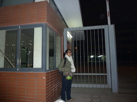 Một vài học sinh phải đứng chờ mẹ ở cổng trường gần tiếng đồng hồ vì mẹ bị tắc đường Một vài học sinh phải đứng chờ mẹ ở cổng trường gần tiếng đồng hồ vì mẹ bị tắc đường